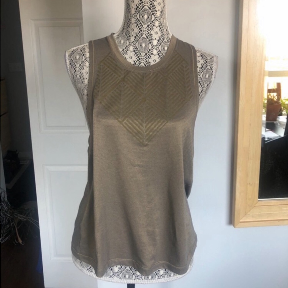 Lululemon Gold Sheen Tank Top. Size 6. Medium.